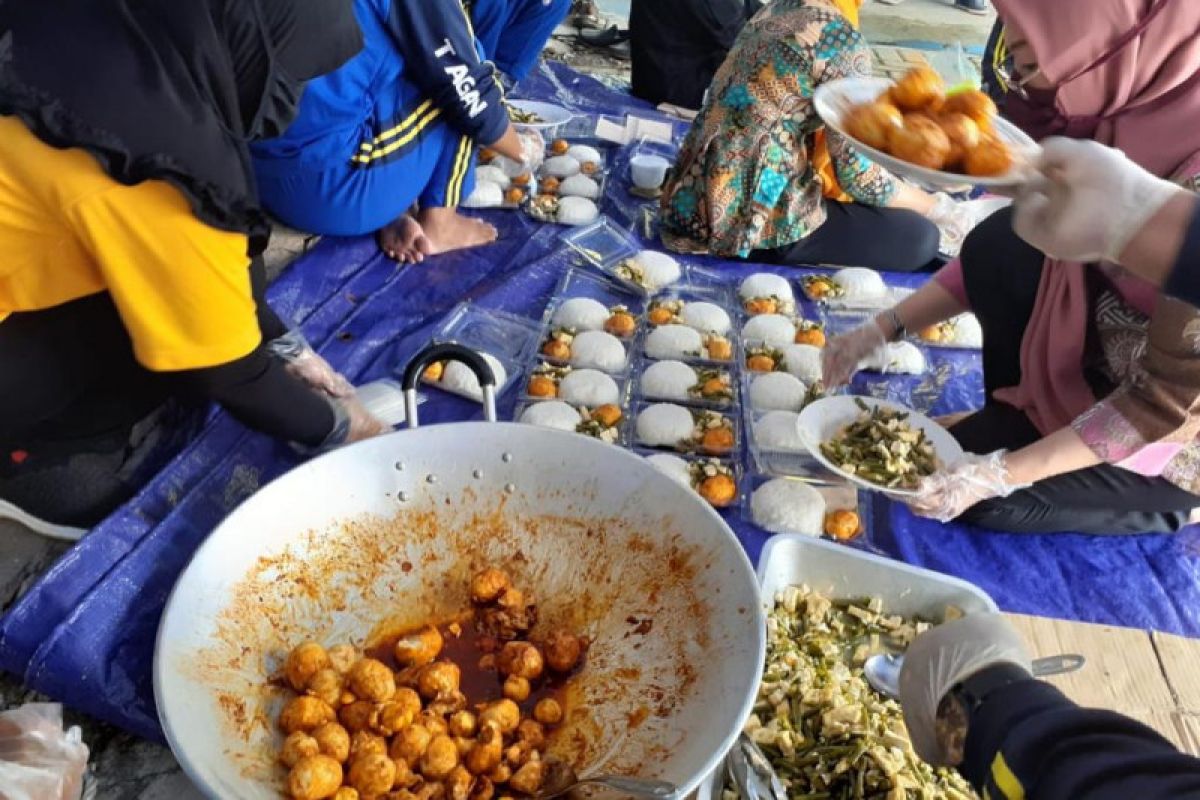 Dinas Sosial Lampung buka dapur umum untuk tim penanganan COVID-19