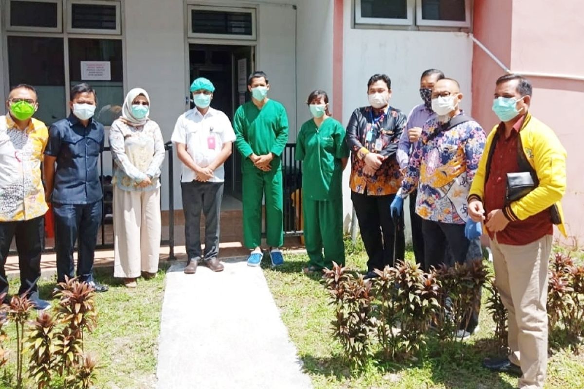 Fraksi Golkar serahkan bantuan untuk tim medis COVID-19 RSUD Murjani