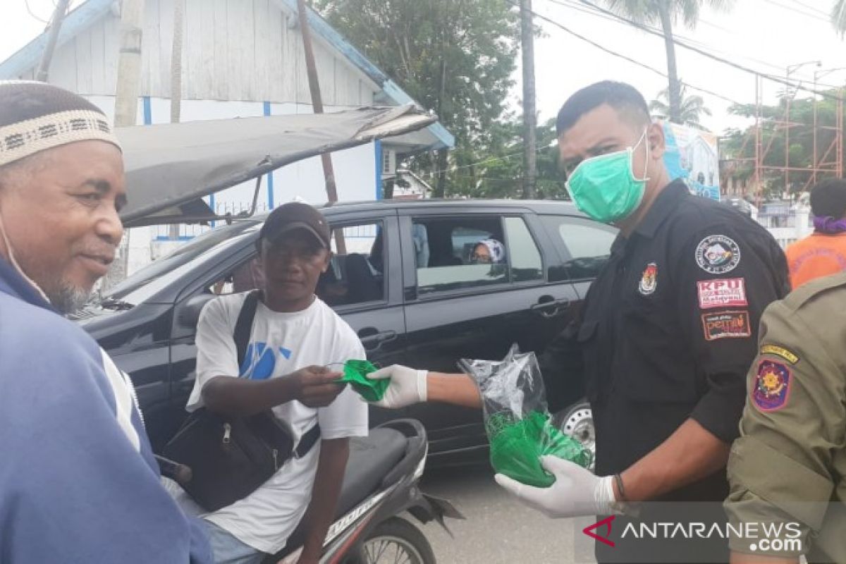 KPU Baubau membagikan masker gratis kepada tukang ojek dan becak