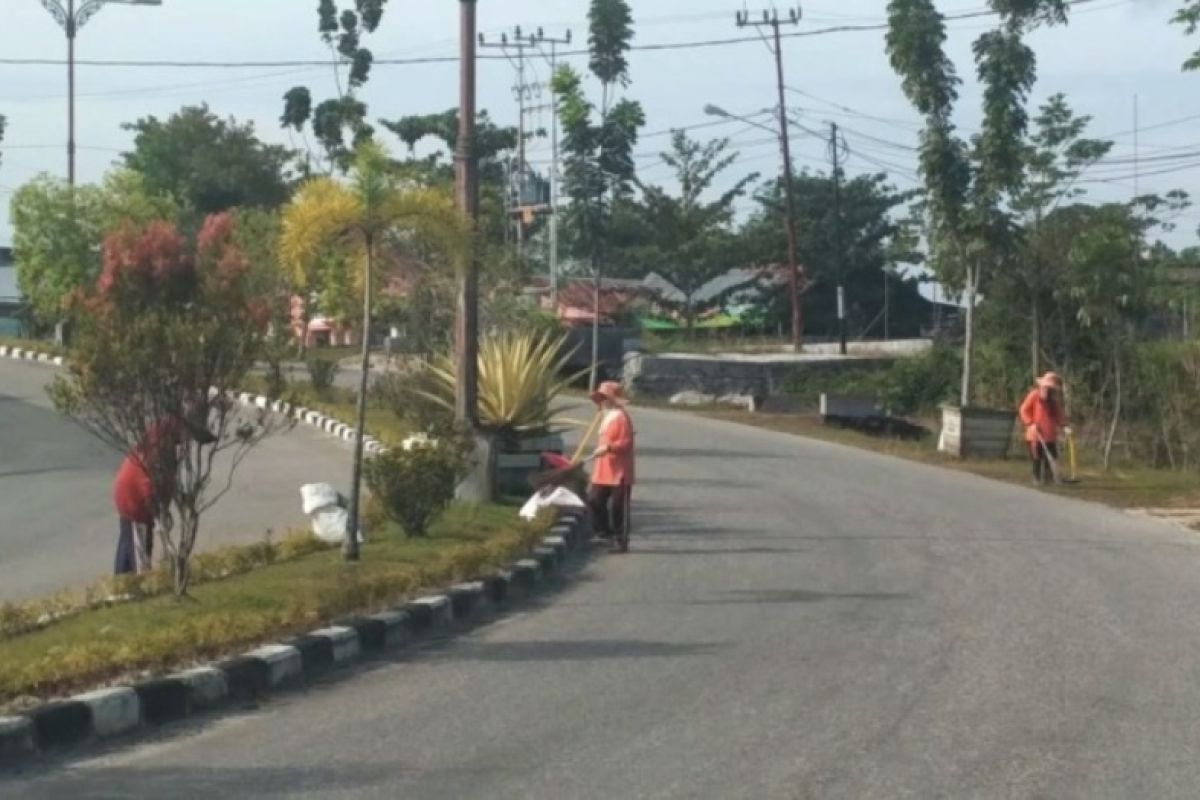 Petugas kebersihan Gumas terapkan jaga jarak fisik dalam bekerja