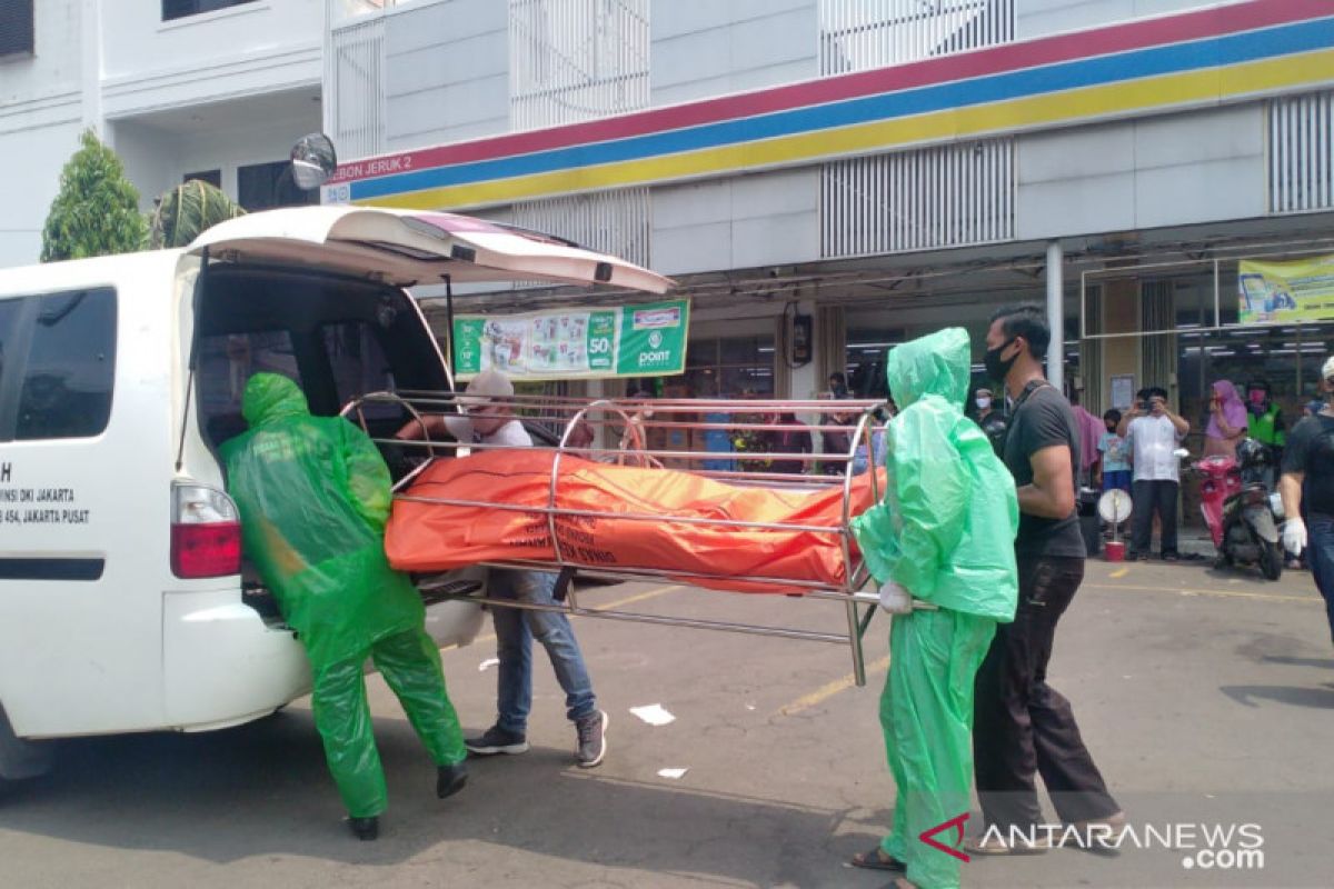 Sopir taksi daring ditemukan meninggal di dalam mobil