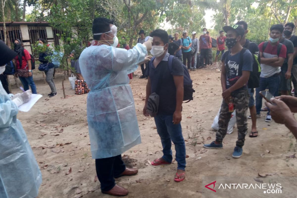 48 orang TKI dari Malaysia jalani tes cepat COVID-19 di Bintan, Kepri