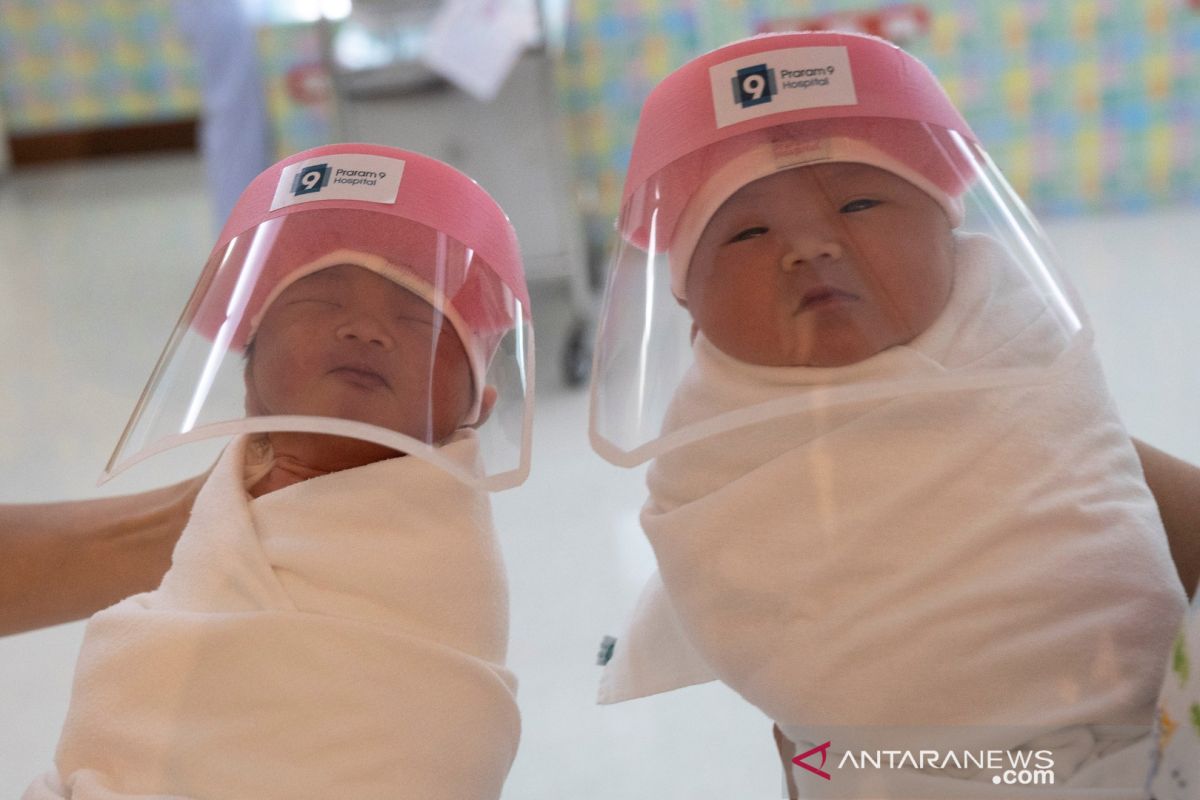 Bayi kembar tiga di Meksiko positif corona, orang tuanya negatif