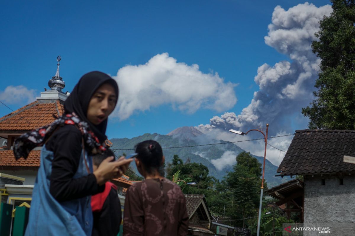 Wilayah Pakis dan Dukun Magelang diguyur hujan abu Merapi