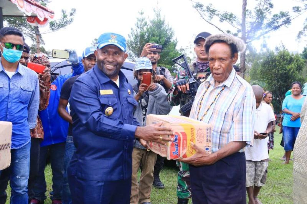 Bupati Mamberamo Tengah salurkan bantuan bahan makanan di distrik Kelila