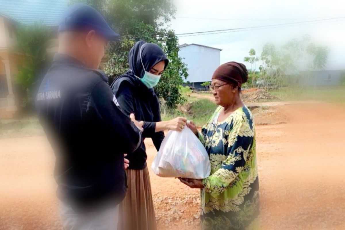 Bantu atasi dampak COVID-19, anggota DPRD Lamandau bagikan sembako kepada masyarakat