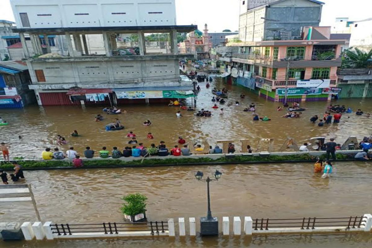 Kawasan banjir di Muara Teweh dipadati warga di tengah wabah COVID-19