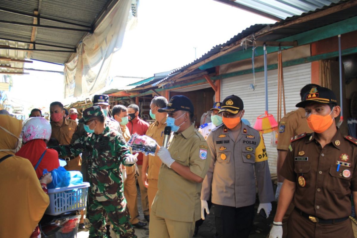 Wakil Bupati Sumbawa Barat minta para pedagang di pasar pakai masker