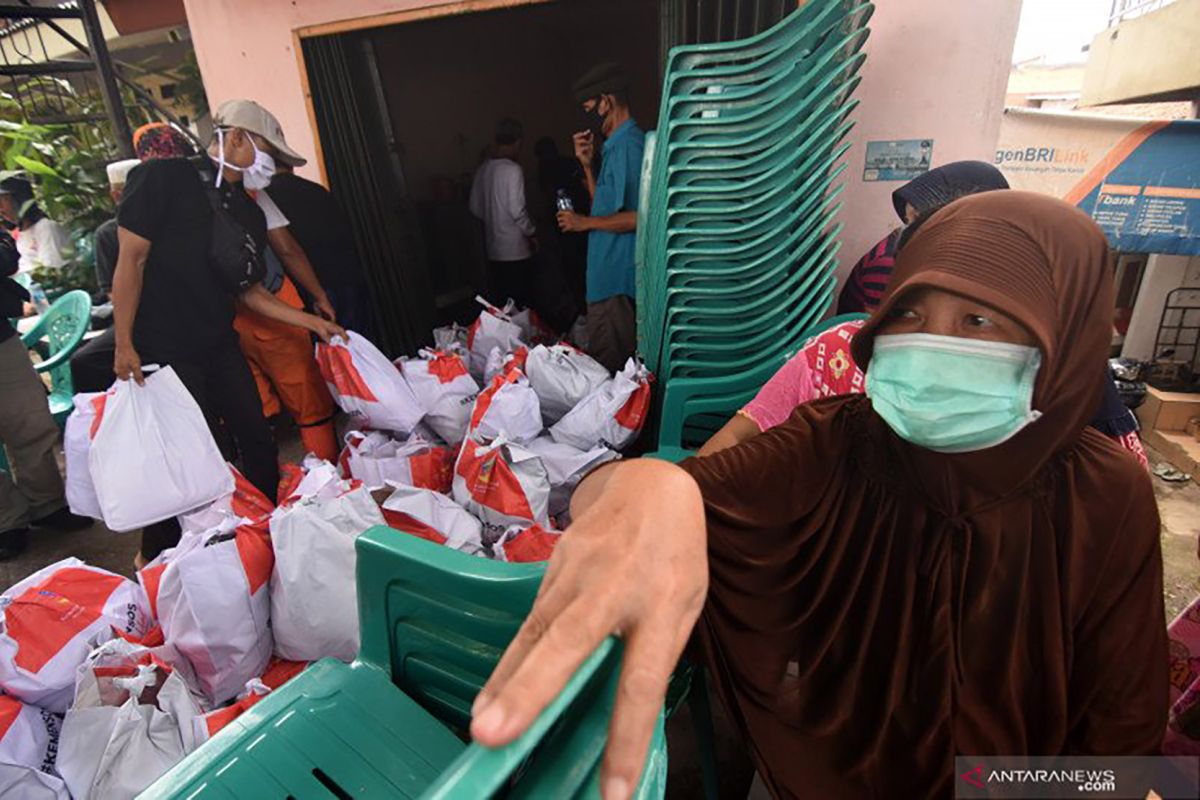 Cek fakta:  Benarkah masyarakat tak  mampu makan akibat COVID-19 bisa hubungi Kemensos?