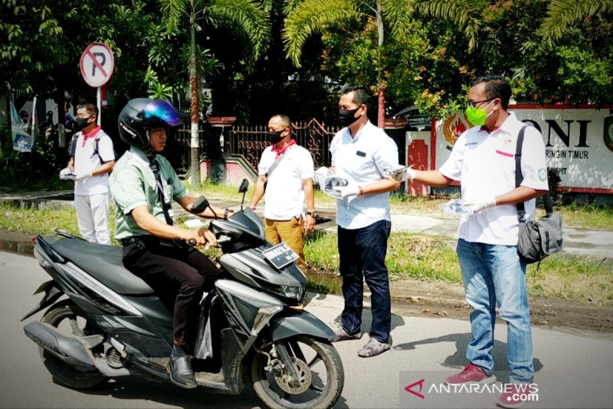 KONI Kotim bagikan masker dan bantu posko penanganan COVID-19