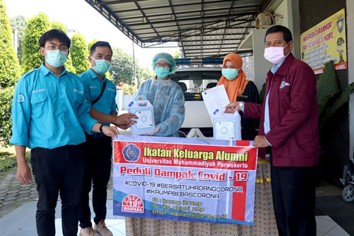 IKA UMP bagikan hand sanitizer untuk 24 puskesmas se-Banyumas