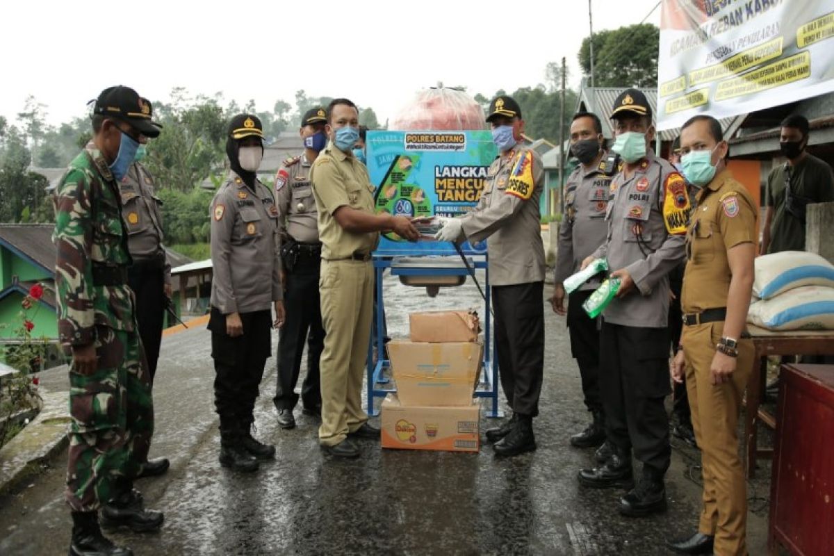 Kampung isolasi mandiri di Batang dapat bantuan beras, sabun, dan masker