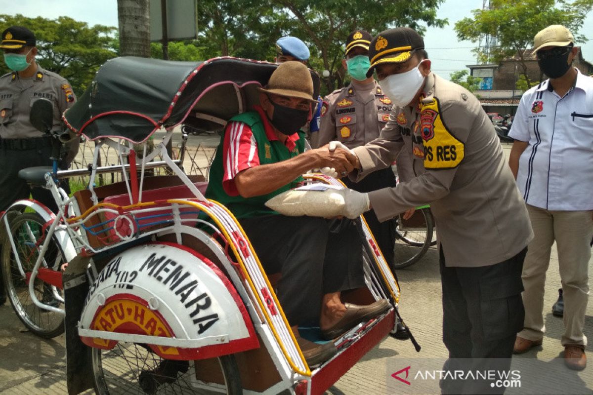 Pengojek dan penarik becak di Kudus  peroleh bantuan beras dan uang