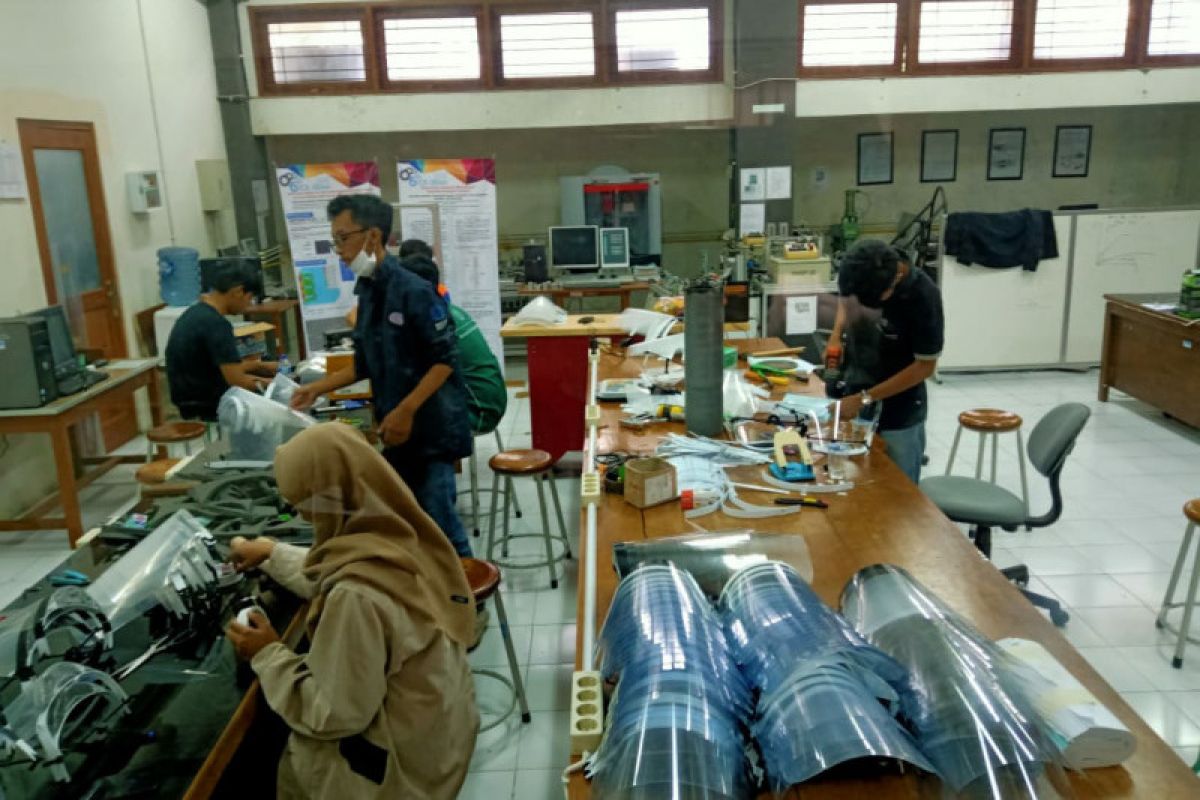 Mahasiswa UNS produksi face shield untuk didistribusikan ke RS