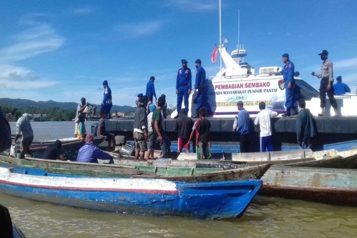 Ditpolairud Polda Sultra beri sembako nelayan di Kendari