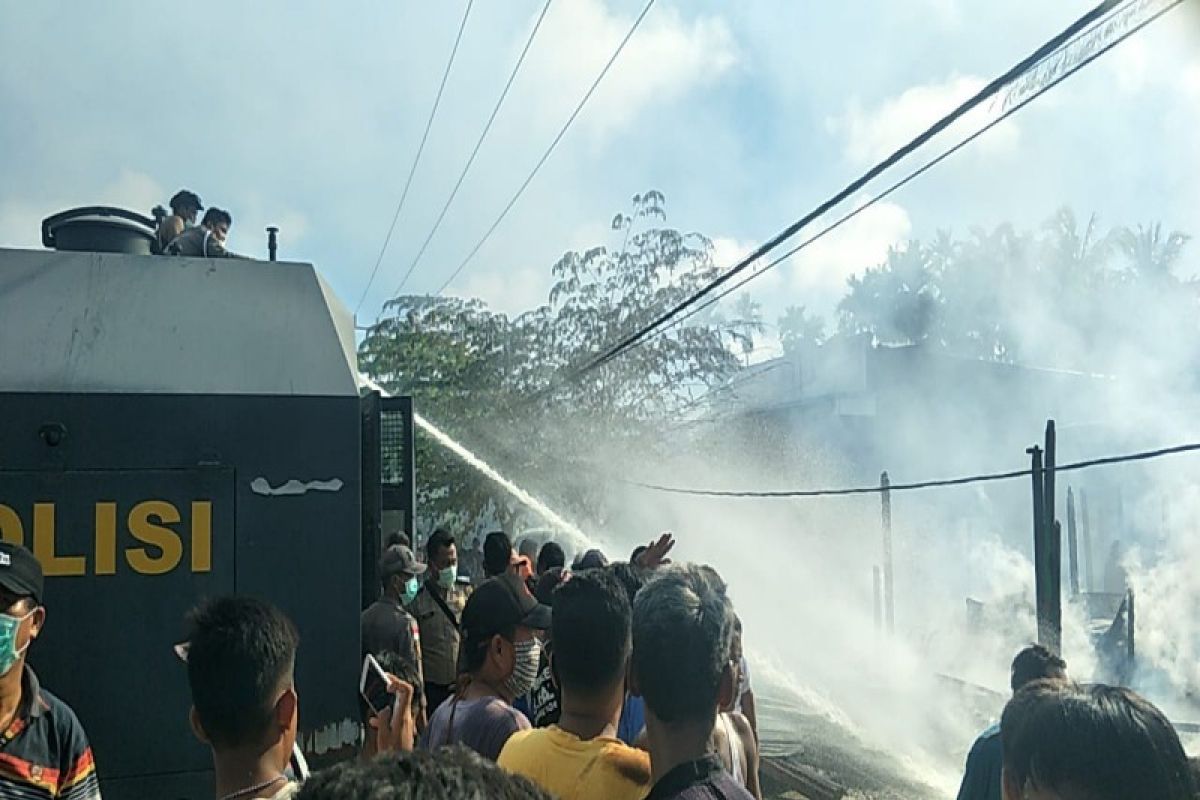 Polres Keerom tangani kebakaran hanguskan dua rumah di Arso Barat