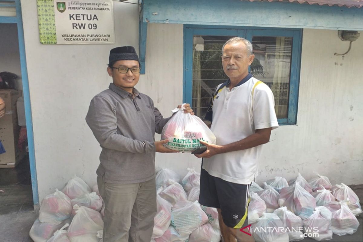 Muhammadiyah Surakarta salurkan paket sembako untuk masyarakat duafa