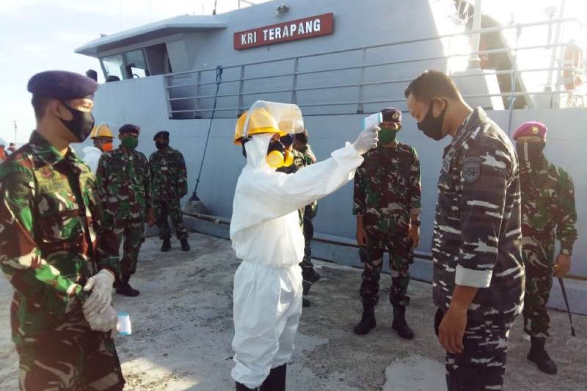 KRI Terapang disemprot disinfektan saat bersandar di Lanal Mamuju