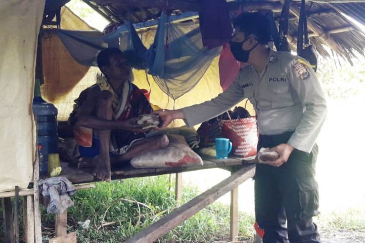 Polres Sarmi bagikan 200 nasi bungkus kepada warga terdampak COVID-19