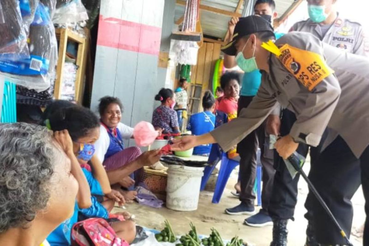 Polres-Bhayangkari Supiori bagikan makanan dan masker ke warga terdampak corona