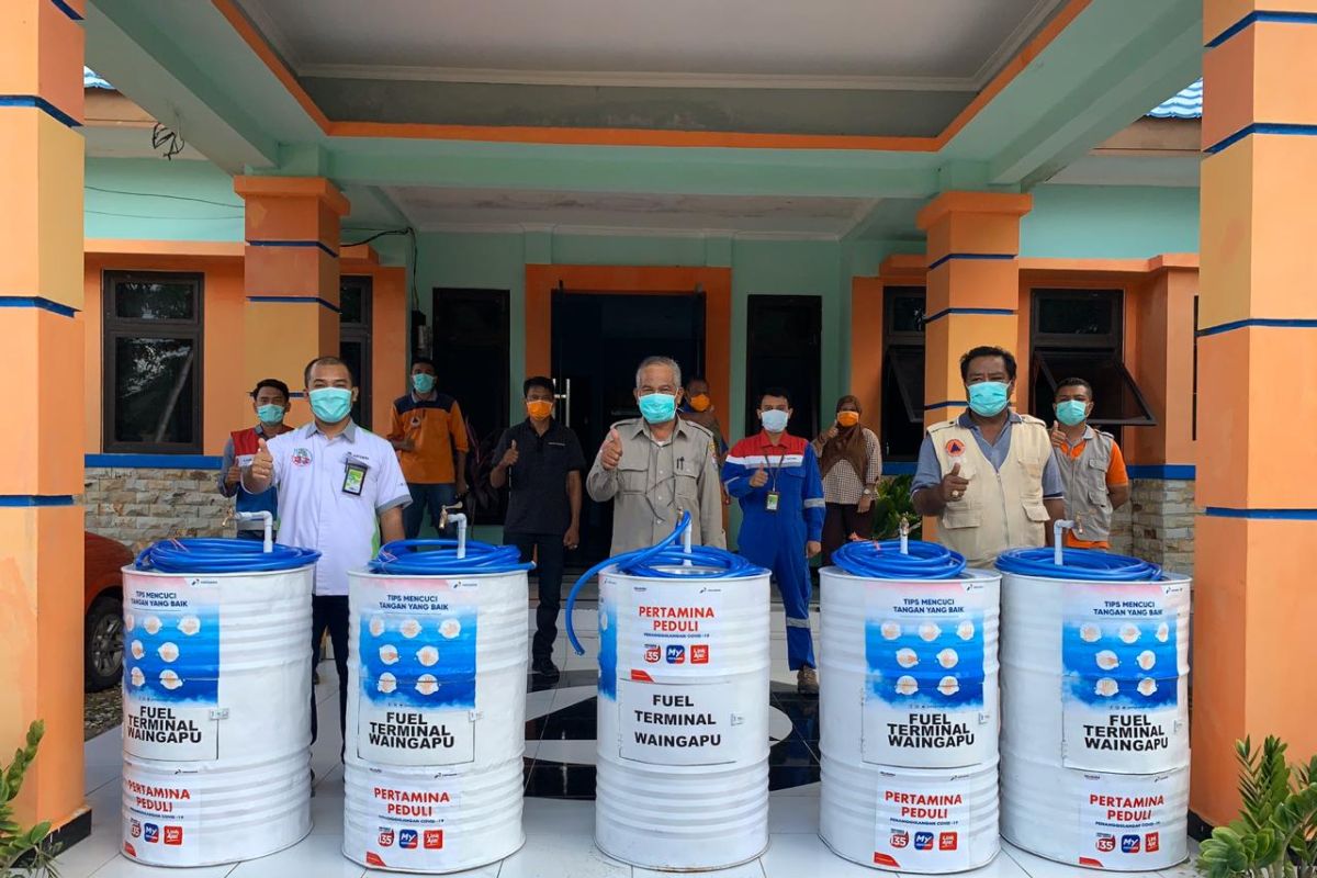 Pertamina salurkan lima unit alat cuci tangan portabel di Sumba Timur