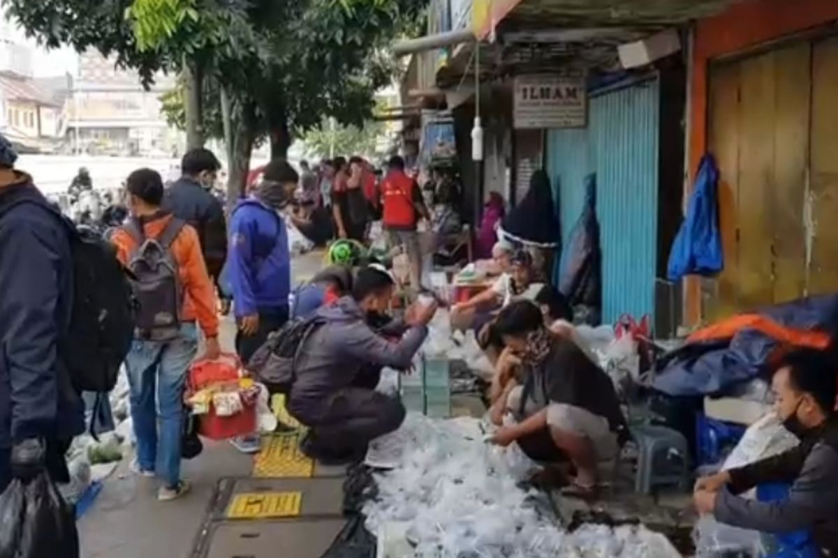 Kerumunan konsumen dan pedagang di pasar ikan dibubarkan