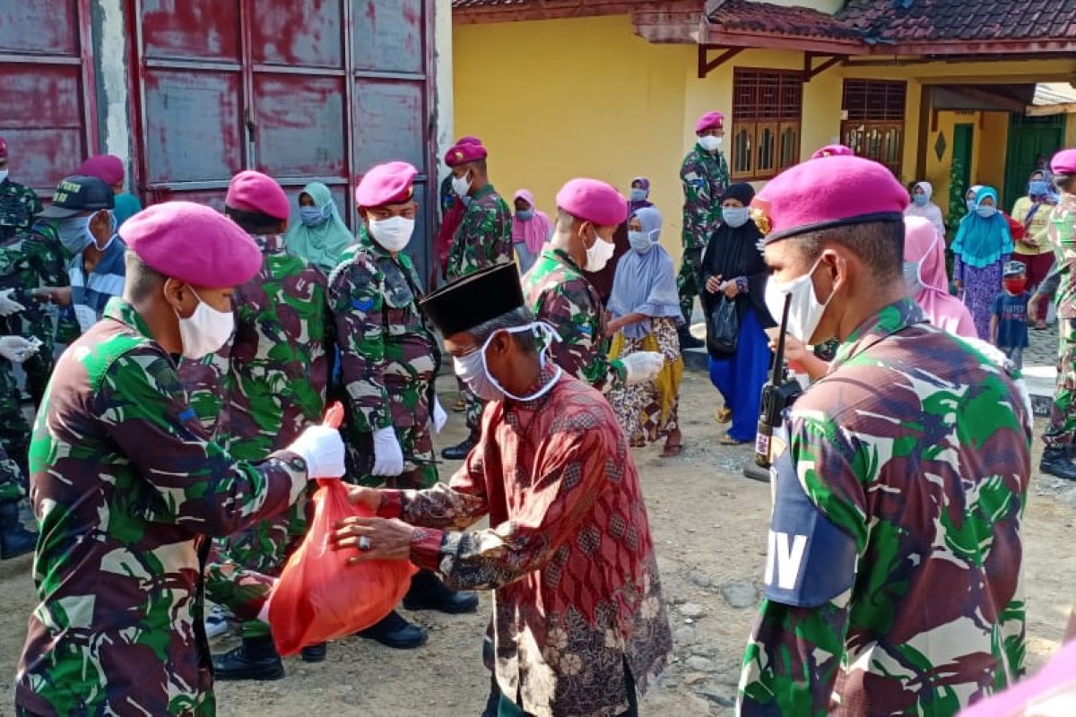 Brigif 4 Marinir salurkan bantuan untuk warga terdampak COVID-19