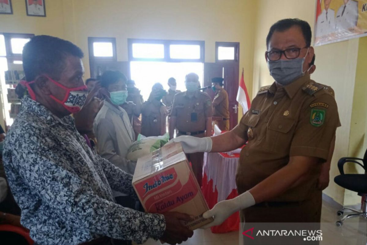 Bupati Rokan Hilir serahkan bantuan paket sembako di Sinaboi