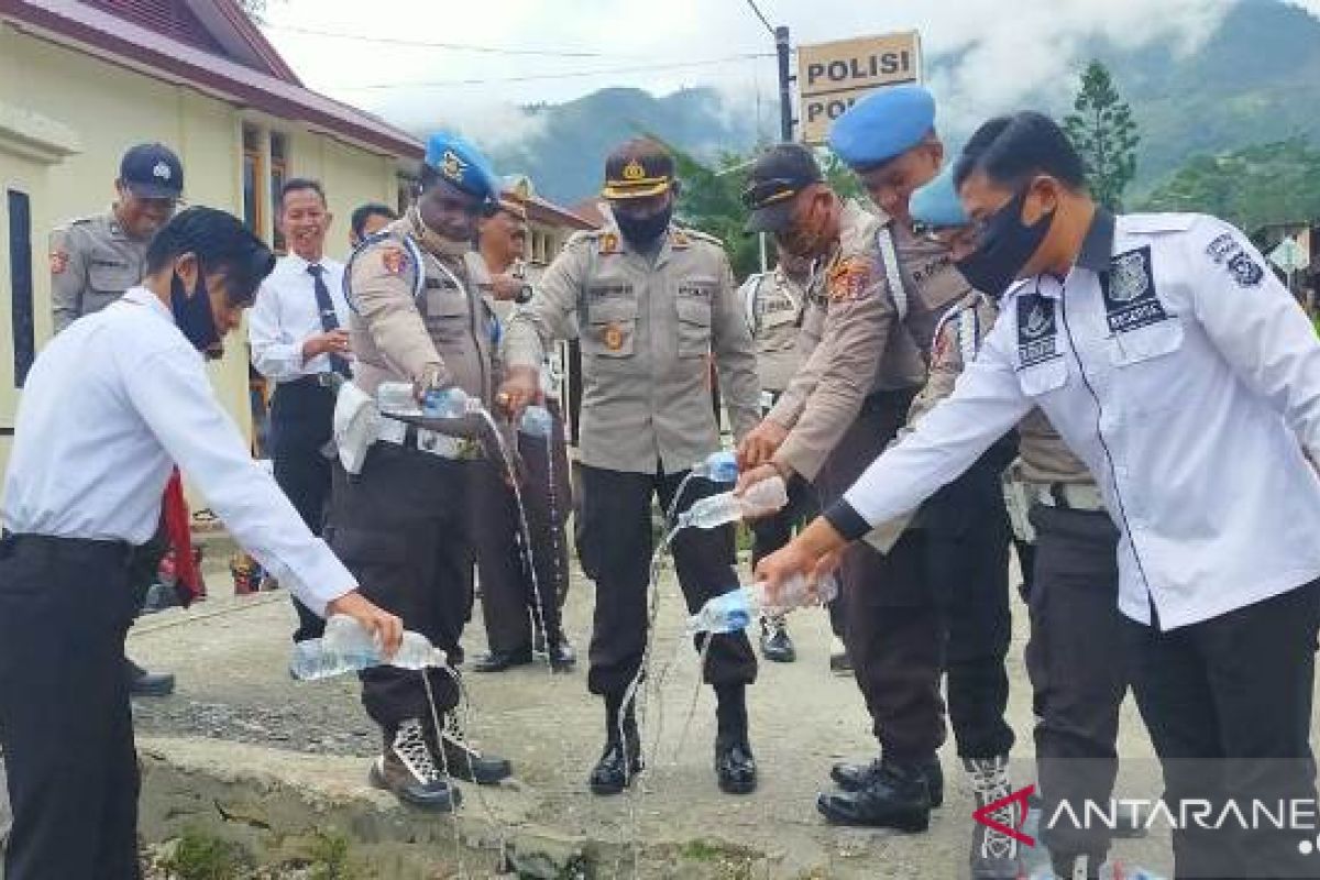 Polres Tolikara musnahkan puluhan botol minuman beralkohol