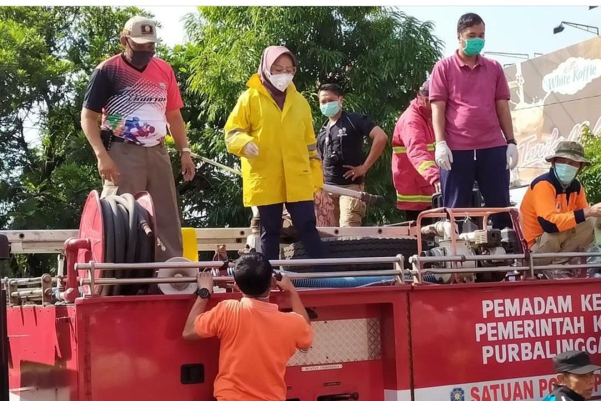 Bupati Tiwi menyisakan peluk di tengah pagebluk