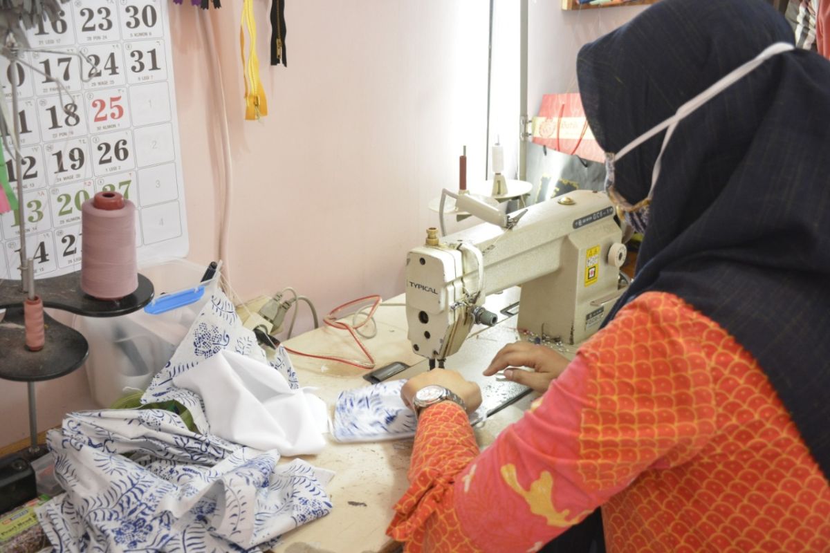 Sepi pesanan baju lebaran, Anita beralih produksi masker bantu cegah COVID-19