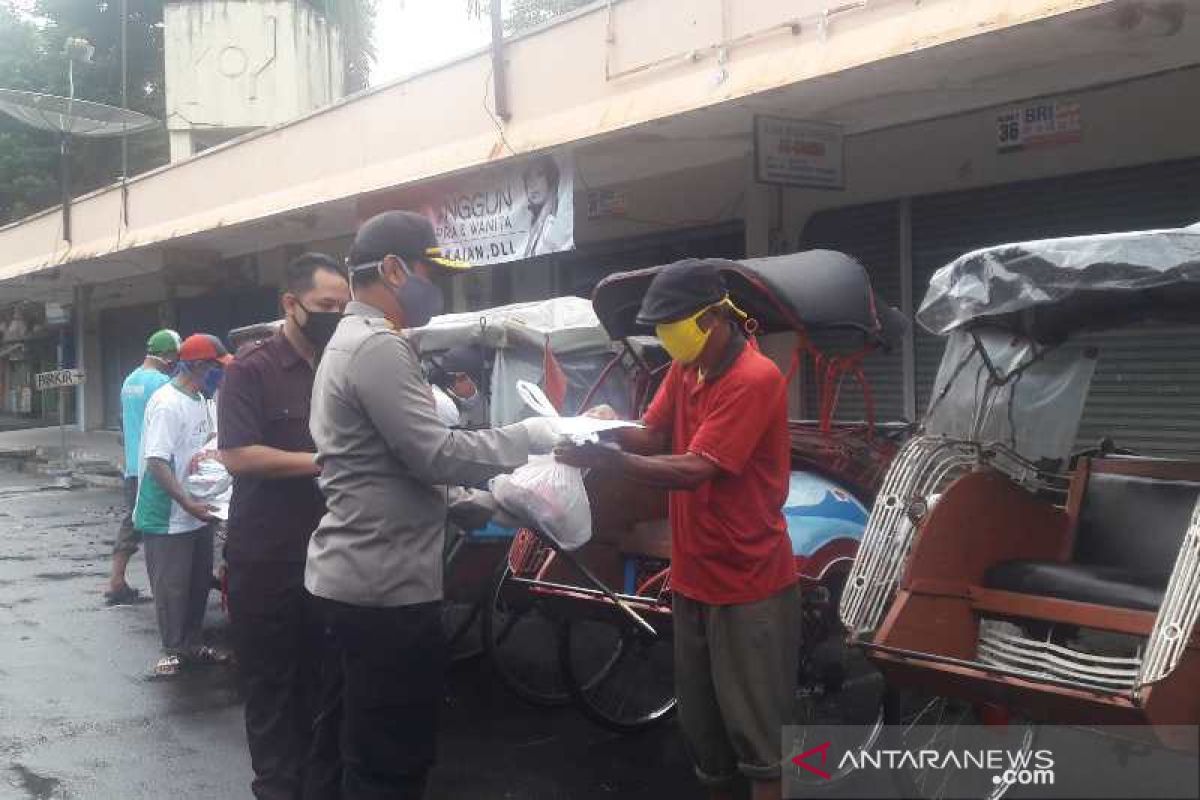 Polres Temanggung salurkan bantuan kebutuhan pokok untuk tukang becak terdampak COVID-19