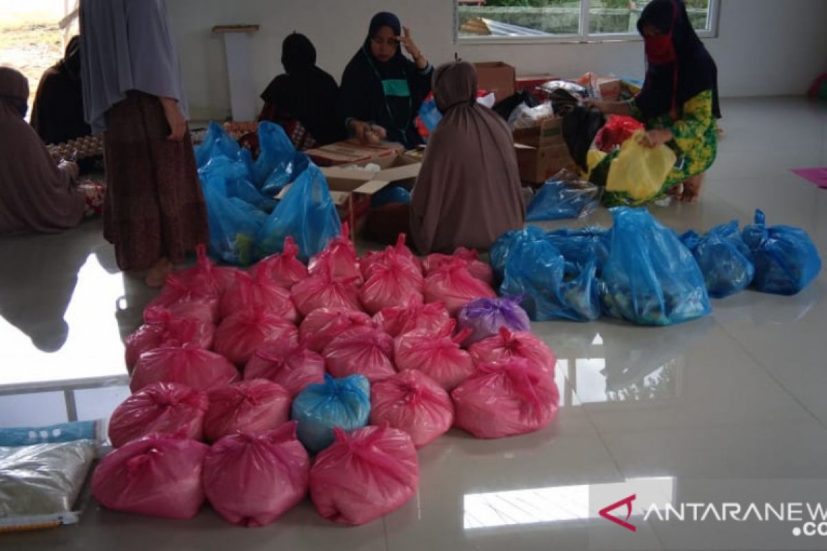 Majelis Taklim Al-Insani Kota Kendari berbagi sembako kepada warga kurang mampu