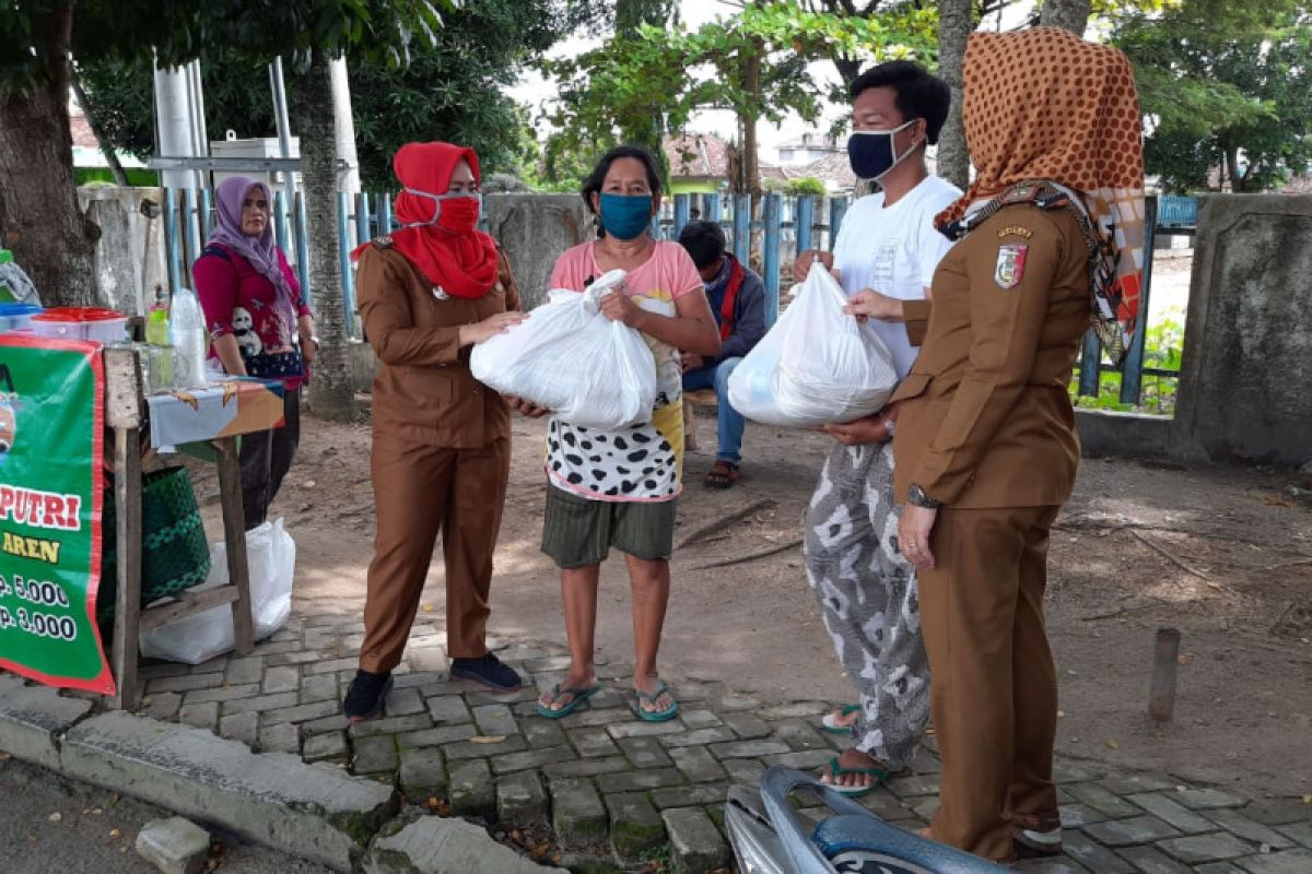 Pemkab Tulang Bawang berikan bantuan kepada masyarakat terdampak COVID-19