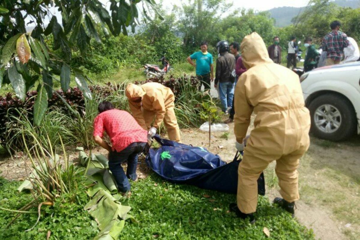 Ugal-ugalan, motor tabrak truk satu orang tewas