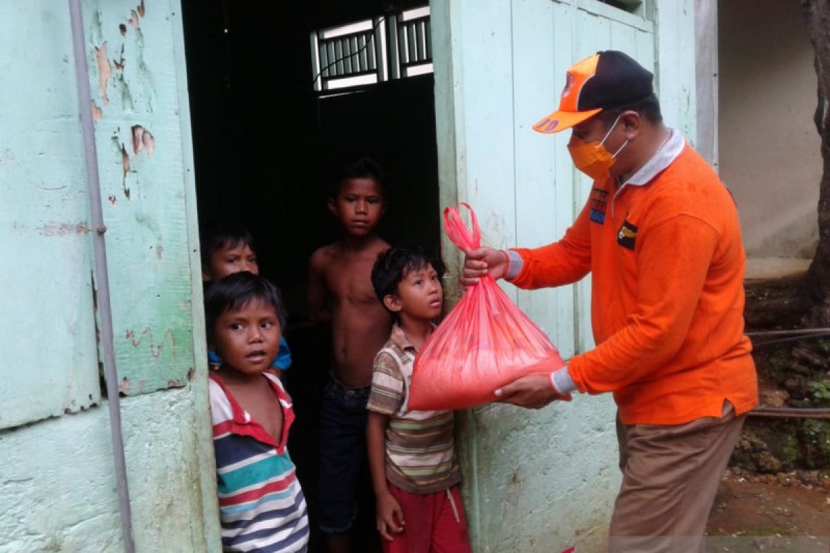 Gugus Tugas COVID-19 Baubau menyalurkan donasi pengusaha bantu warga terdampak Covid-19