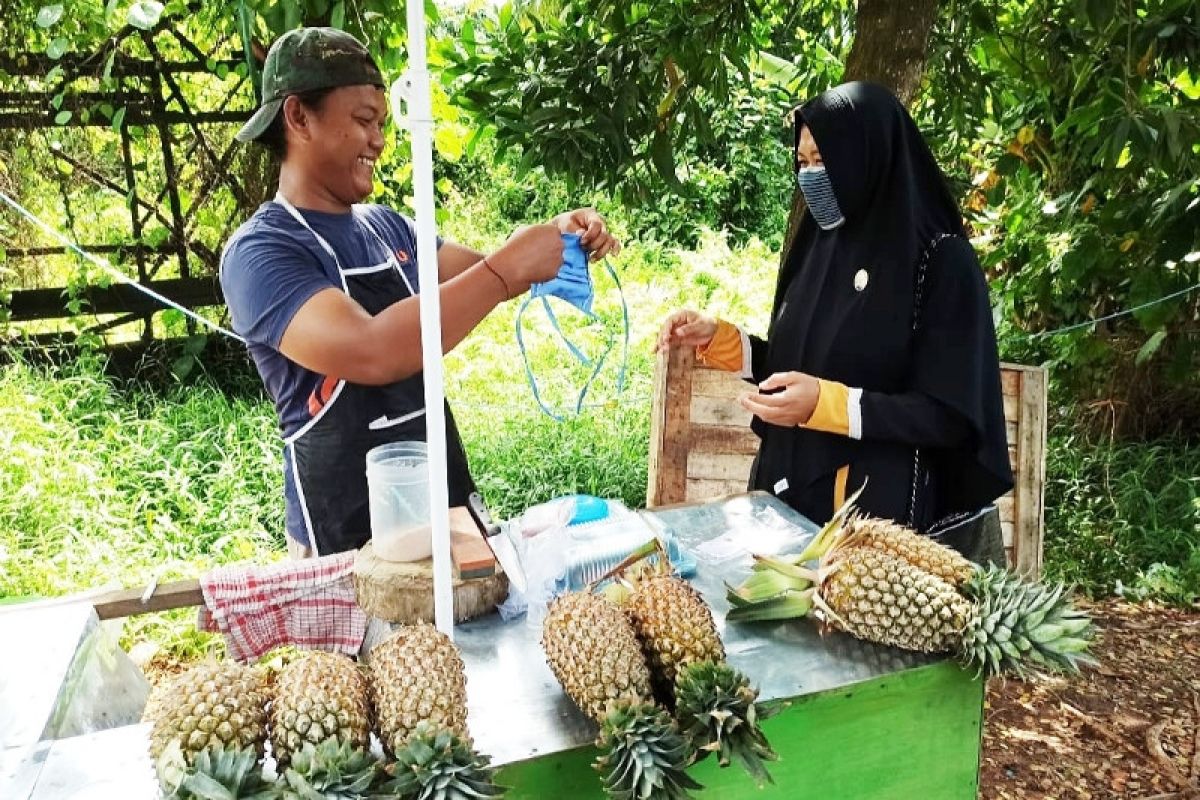 Legislator Kapuas ini bagikan masker gratis untuk masyarakat