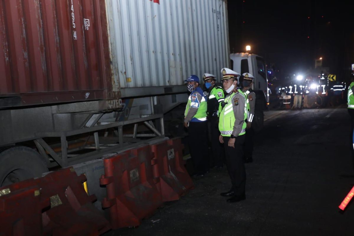 Ribuan kendaraan di Tol Jakarta-Cikampek dipaksa putar balik