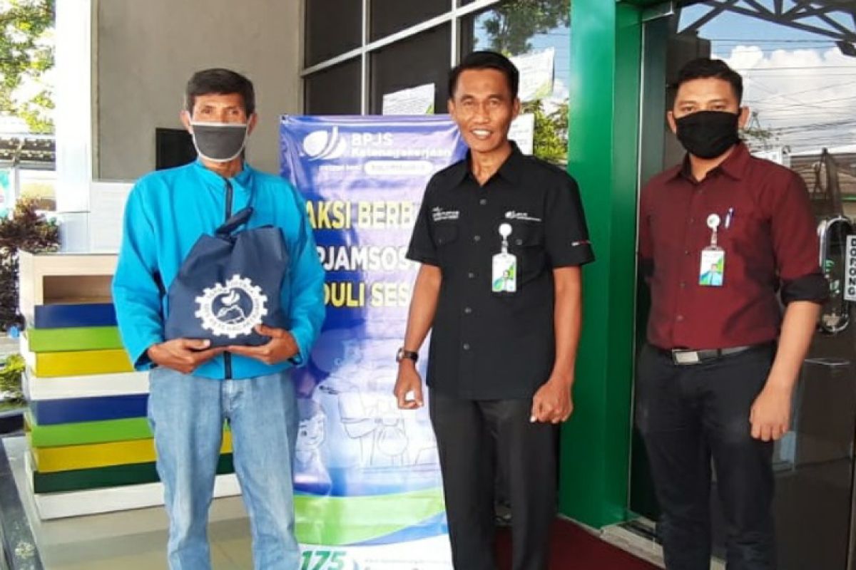 SP BPJAMSOSTEK Ungaran donasikan sembako dan masker ke pengemudi ojek