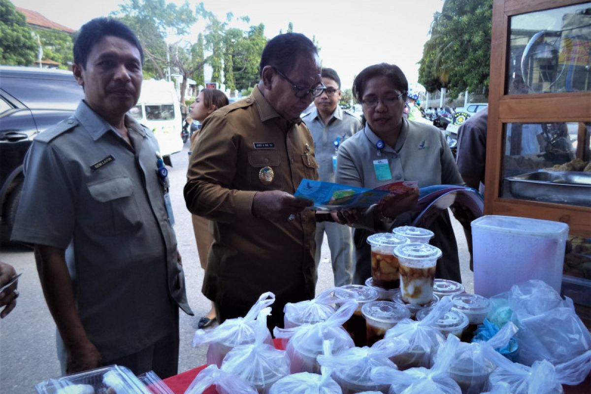 Penjualan takjil di Kupang dilakukan secara daring