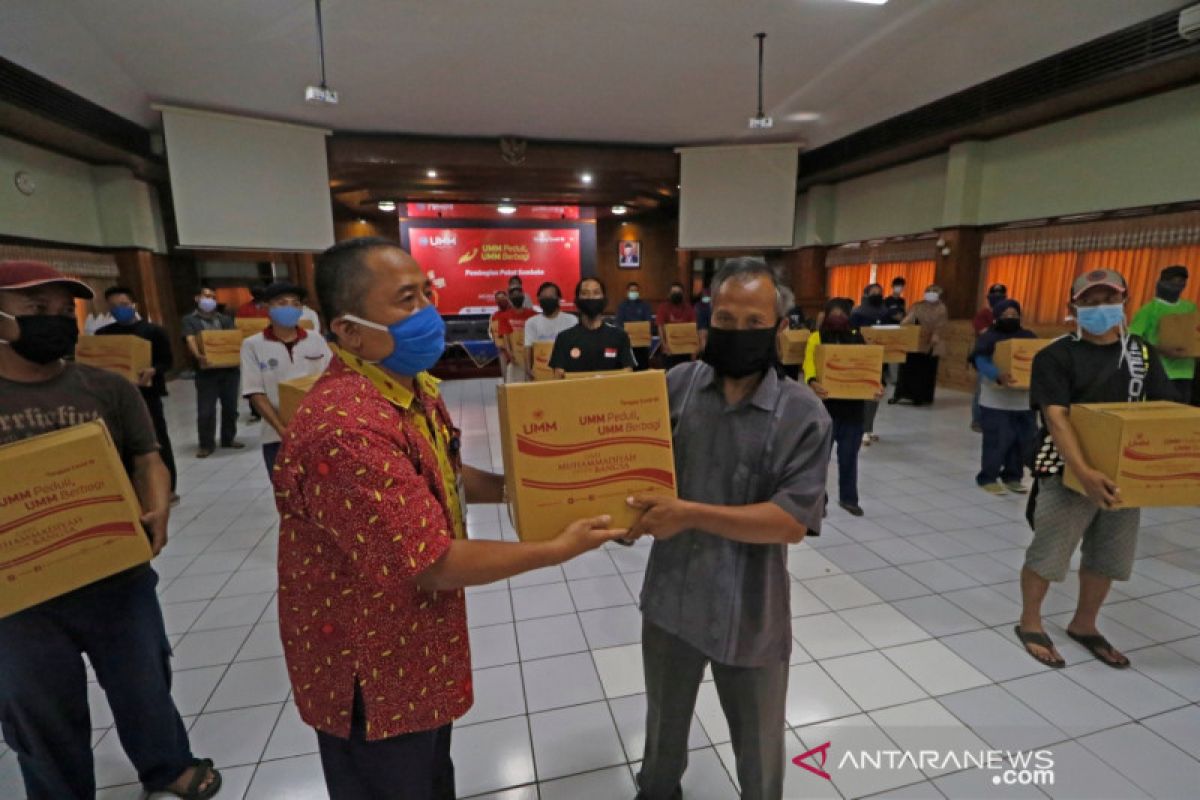 UMM bagikan ribuan paket sembako untuk mahasiswa dan warga sekitar terdampak COVID-19