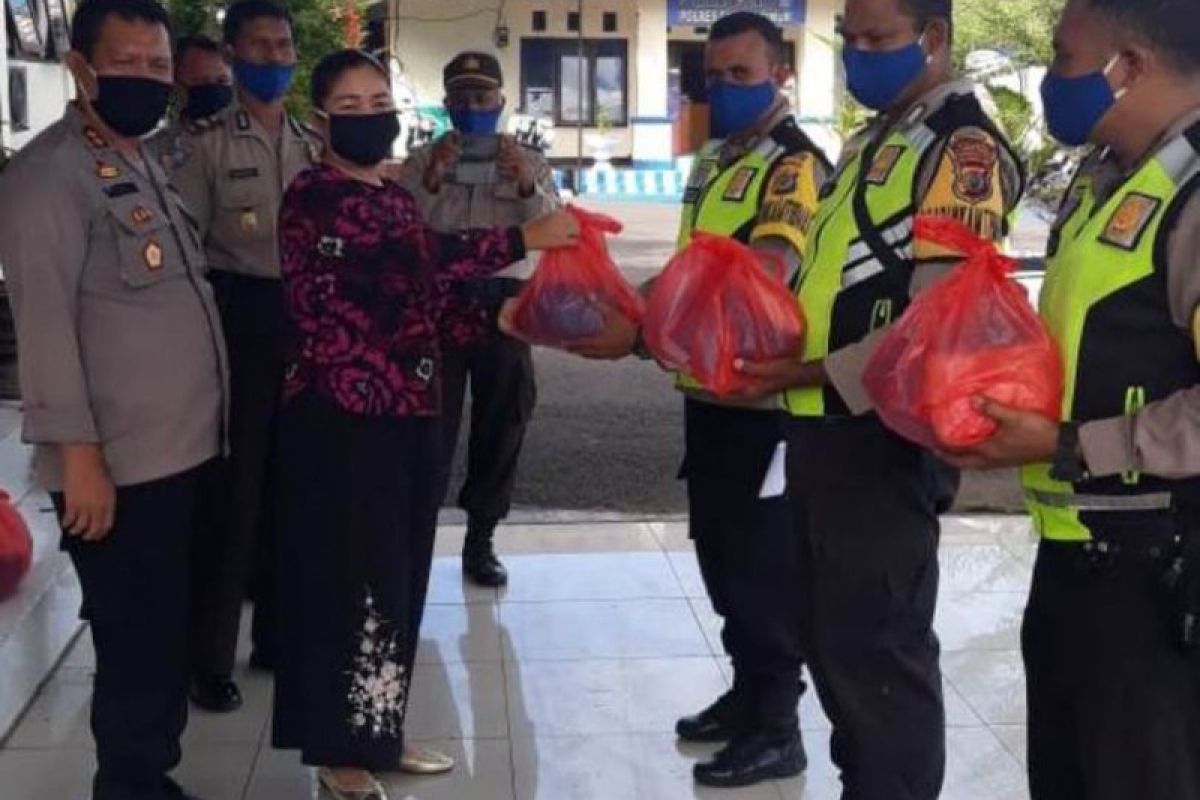 Polres Flotim bantu sembako warga terdampak COVID-19