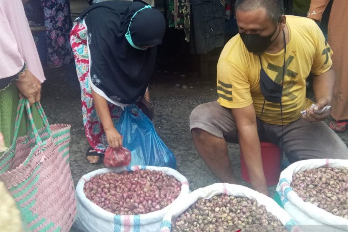 Harga bawang merah makin tak terjangkau, karena tembus Rp50 ribu perkilogram di Dharmasraya