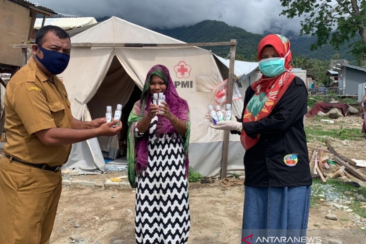 BPOM Palu bagikan hand sanitizer dan edukasi pengungsi gempa