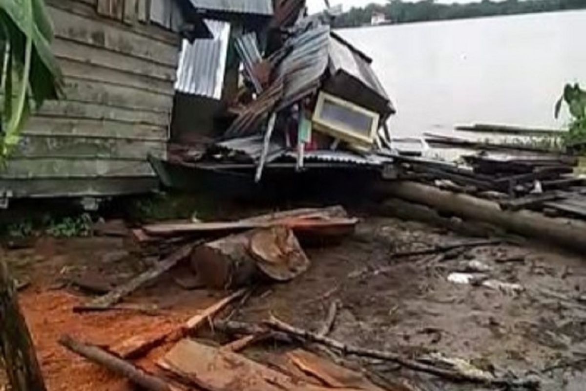 Lima rumah warga di bantaran Sungai Batanghari Jambi rusak parah diseruduk kapal tongkang