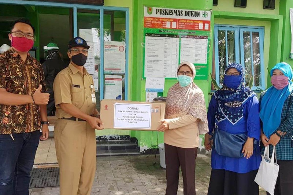 SMK Muhammadiyah Dukun bantu APD kepada tenaga medis