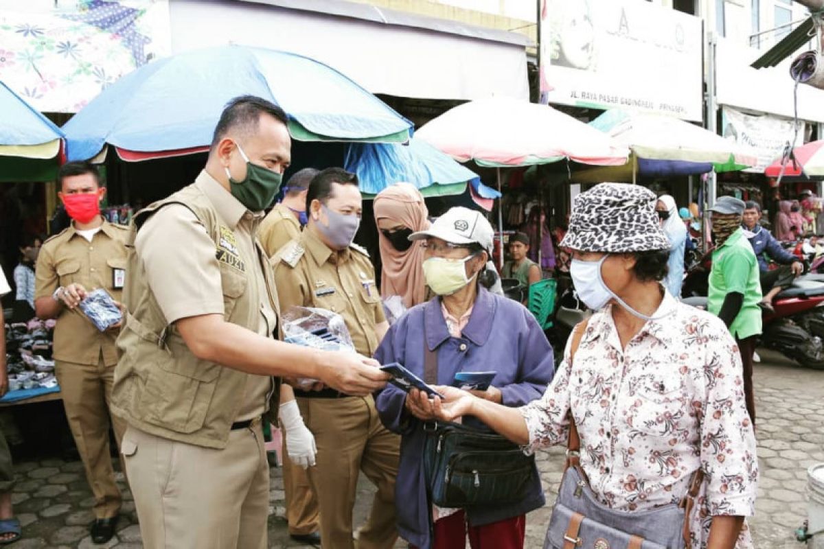 Wabup Pringsewu bagikan masker ke Pasar Gadingrejo