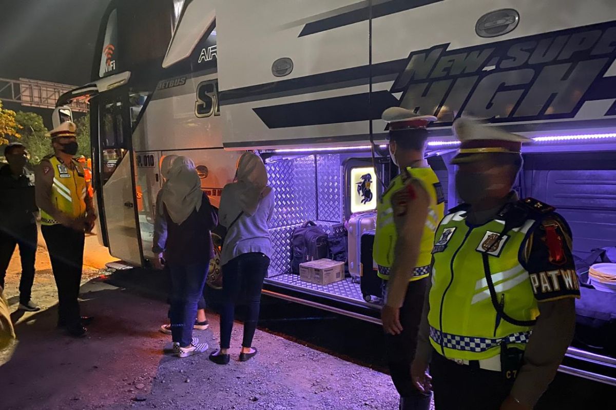 Ngebet pengen mudik, seorang pemudik rela ngumpet di toilet bus dan ujung-ujungnya tetap kepergok polisi