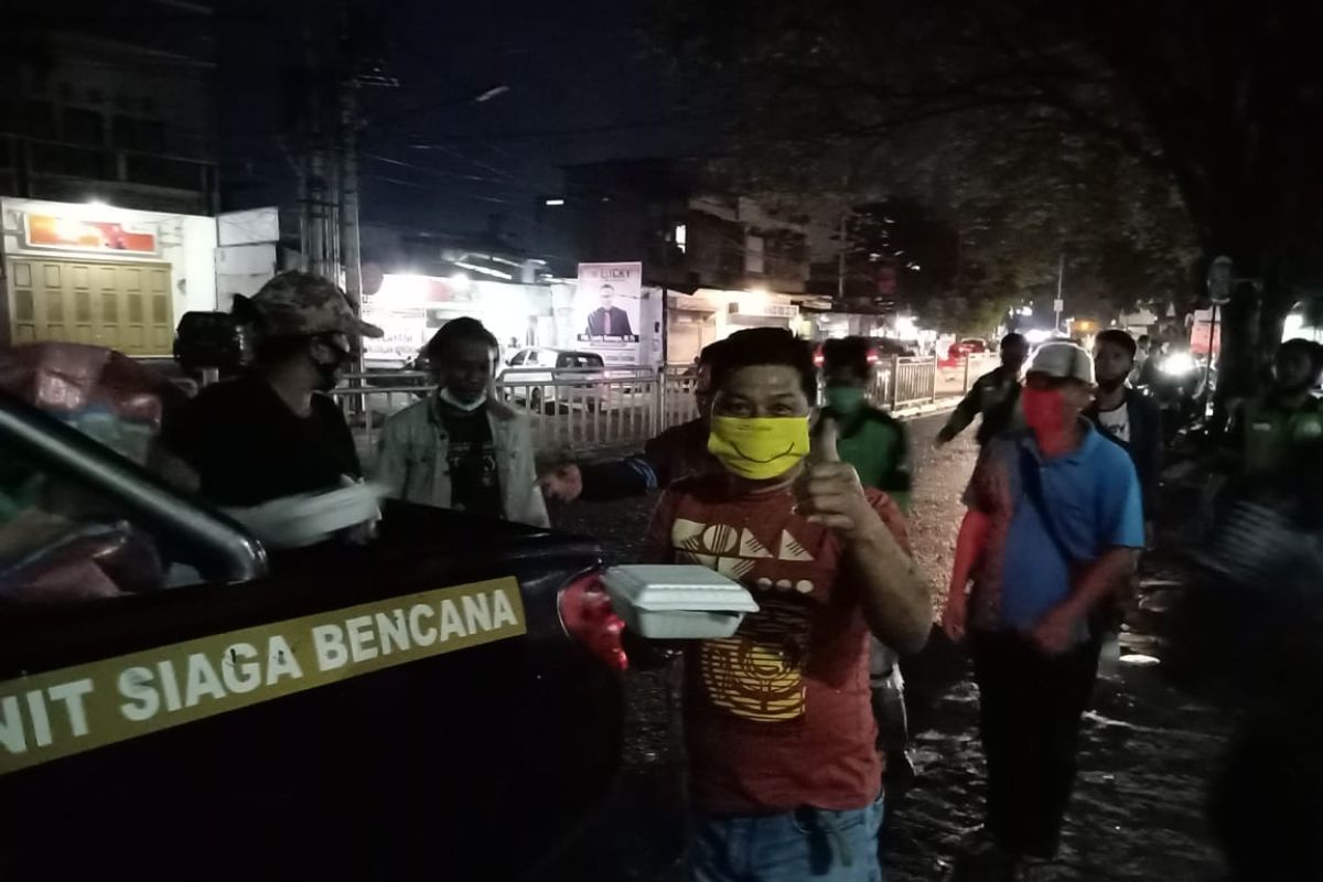 Dinas Sosial-Tagana Manado salurkan  makanan siap saji bagi sopir