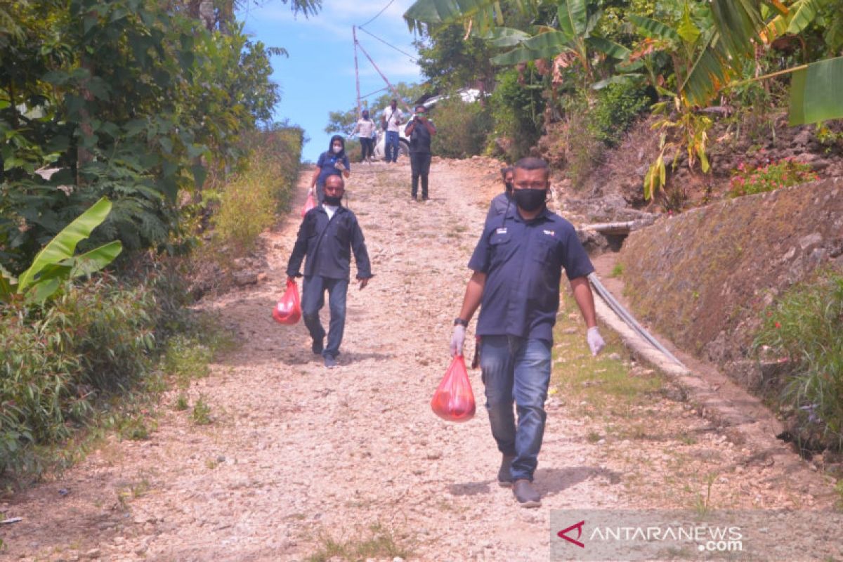 Peringati Hari Buruh, wartawan di perbatasan bagi sembako ke warga